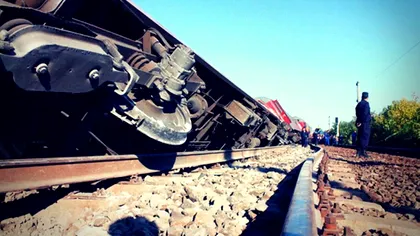 Un tren în care se aflau 60 de persoane a deraiat în Bacău: care sunt cauzele accidentului - FOTO