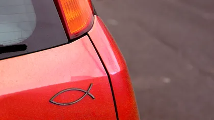 Semnificația simbolului pe care îl vezi pe multe mașini