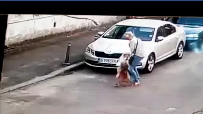 VIDEO Scene șocante în București: momentul în care un câine de luptă Amstaff atacă în plină stradă