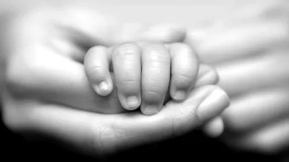 Adopția care a emoționat o lume întreagă. Ce s-a întâmplat când tatăl a cunoscut-o pe mama naturală a fetiței