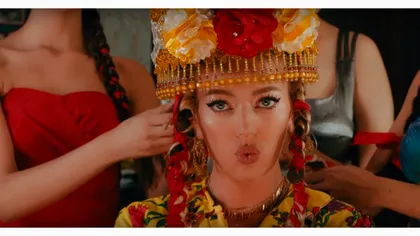 Delia a stârnit râsul tuturor. În ce ținută a apărut, în plină stradă! ”Ai plecat cu covorul pe tine?”