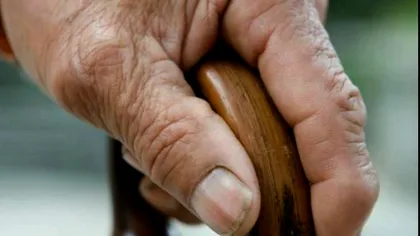 Bătrân de 83 de ani, bătaie soră cu moartea pentru 6 lei și un telefon. Cine sunt atacatorii