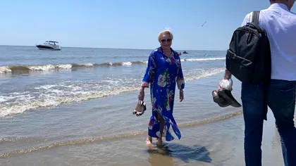 VIDEO Viorica Dăncilă, așa cum nu ai mai văzut-o: a fost filmată în timp ce intra desculță în mare și juca ping-pong cu Teodorovici
