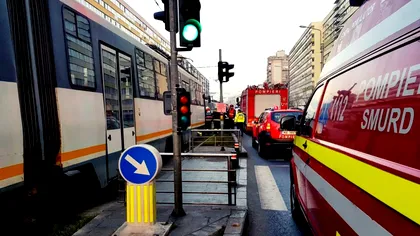 Două tramvaie s-au ciocnit într-o intersecție din Capitală. O persoană de 60 de ani a fost rănită