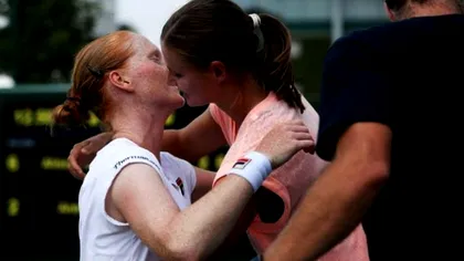 VIDEO Primul meci de tenis dintre două lesbiene s-a încheiat cu un sărut la fileu. Gestul de la finalul partidei