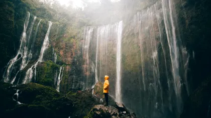Vrea să salveze planeta, mergând cu spatele: ce câștigă din protestul ciudat