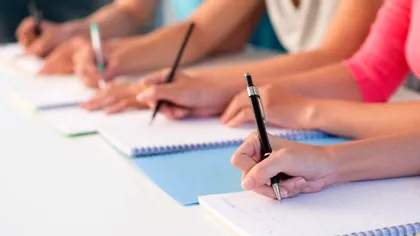 Profesorii care nu au luat peste 5 la examenul de titularizare nu vor mai putea preda, timp de un an