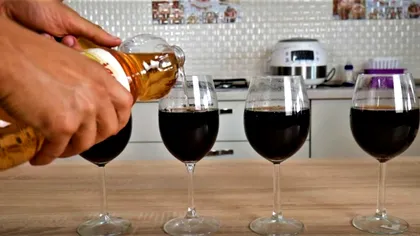 VIDEO: Ce se întâmplă dacă amesteci bicarbonat de sodiu cu Coca Cola sau cu oțet. Reacția chimică, spectaculoasă