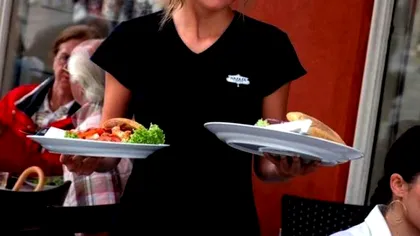 Chelneriță din Arad, bătută cu brutalitate de doi soți. Scenele șocante s-au petrecut sub privirile colegilor