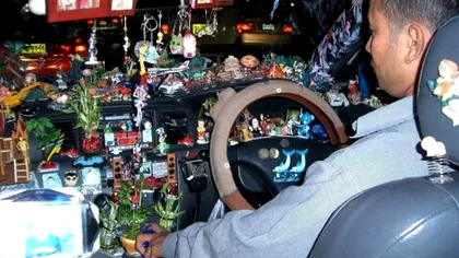 Cod Rutier. Ce amendă riscă șoferii care lipesc cruciulițe și alte obiecte pe parbrizul mașinii