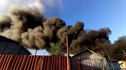 Incendiu de proporții în Buzău! Sute de persoane au fost evacuate VIDEO