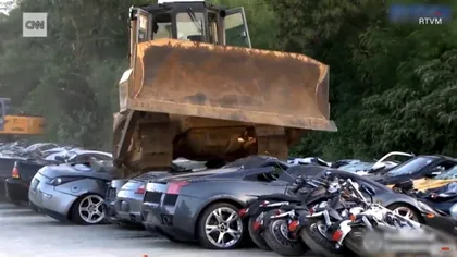 Mașini de 5,5 milioane de dolari, distruse cu buldozerul. VIDEO cu bolizii de la Porsche, Lamborghini și Mercedes-Benz