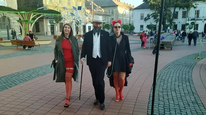 Ce le-a spus acest bărbat celor care l-au întrebat de ce a ieșit la plimbare cu femeile în lesă. S-a întâmplat în Timișoara