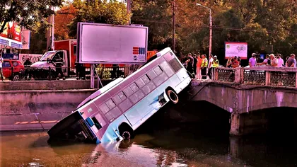 VIDEO Momentul în care autobuzul STB e lovit de o mașină și plonjează în Dâmbovița. Imagini surprinse de camerele de supraveghere