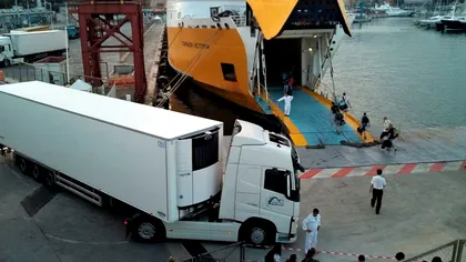 Doi români, arestaţi în Franţa după ce poliţiştii au descoperit că transportau migranţi într-o remorcă frigorifică