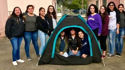 Au rezolvat problema oamenilor fără adăpost, cu un cort: de ce este specială creația adolescentelor