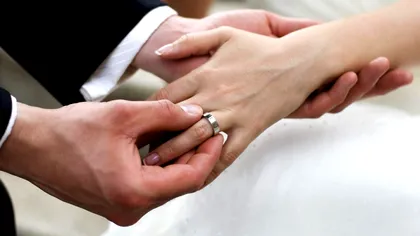 Un bărbat de 35 de ani s-a căsătorit cu iubita lui de 12 ani, în ziua înmormântării ei. Reacția familiei fetei