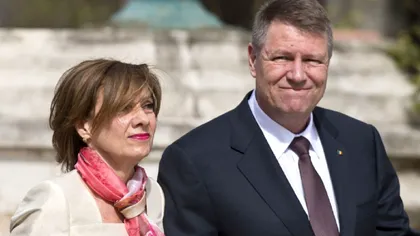 VIDEO Un fotograf s-a împiedicat în fața lui Carmen Iohannis. Cum a reacționat Prima Doamnă