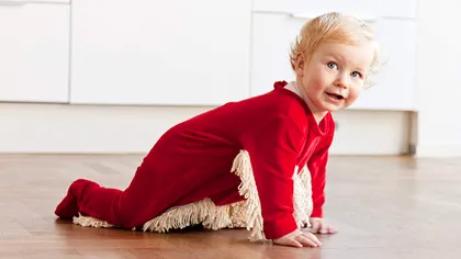 De ce ți-ai folosi copilul ca mop prin casă: un produs ciudat facilitează procesul