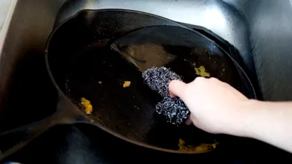 Cum poți să scapi de grăsimea de pe vase cu bicarbonat de sodiu. Metoda care nu dă greș