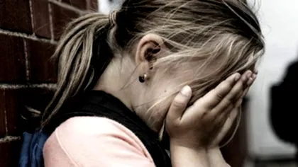 O elevă din Vaslui a fost bătută de tatăl unei colege chiar în timpul orelor. Profesoara era de față