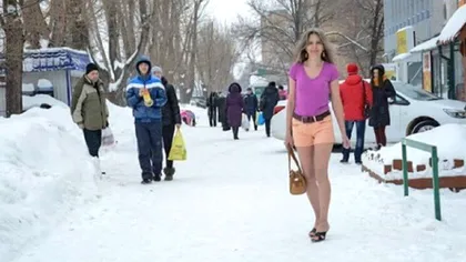 Secretul nebănuit al femeii care nu simte frigul. Poartă sandale și haine de vară în plină iarnă