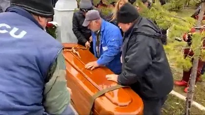 Claudia, fiica lui Cornel Galeș, a ajuns la înmormântarea tatălui ei. Ce gest a făcut când a văzut sicriul