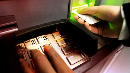 Atenție! Ce riscă românii care folosesc cardul la bancomat. Pot rămâne fără bani