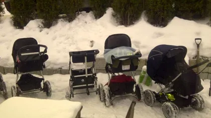 Bebeluș mort, după ce părinții l-au lăsat să doarmă pe balcon, la aer curat. Medicii trag un semnal de alarmă