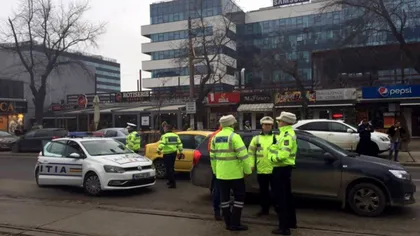 Pipera: Un șofer a blocat trecerea tramvaielor, după ce a parcat foarte aproape de șine. FOTO