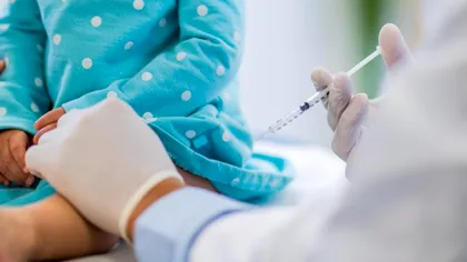 Vaccinul antigripal pentru copii, un test al răbdării. Ce se întâmplă în farmacii și în clinicile private