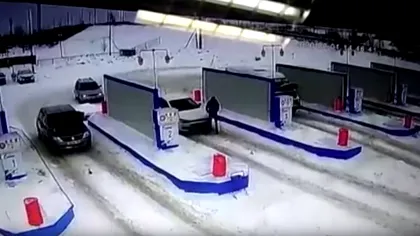 Explozie într-o benzinărie. Ce s-a întâmplat cu o mașină Dacia Logan. Șoferul, în stare de șoc