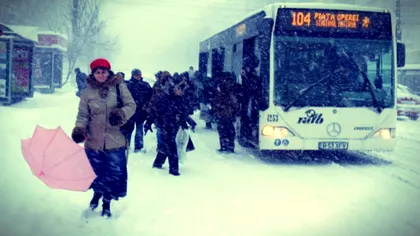 Autobuzele lui Firea, împinse de călători în plin cod de viscol. Scenele i-au revoltat pe mulți