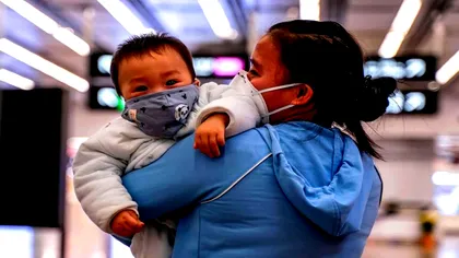 De ce copiii se îmbolnăvesc mai greu de coronavirus. Ce modificări ascunde virusul ucigaș