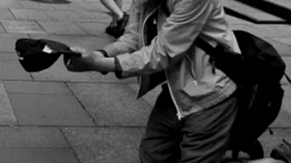 Câți bani câștigă un cerșetor într-o zi dacă stă 12 ore în zona Piața Romană