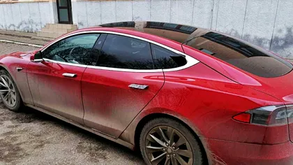 Motivul pentru care un român a rămas fără mașina Tesla pe care o deținea. Polițiștii s-au uitat lung la actele lui