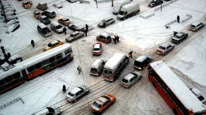 Trafic blocat în București din cauza nămeților. Ce s-a întâmplat cu utilajele de deszăpezire