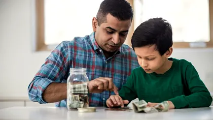 Mii de părinți vor primi 710 lei direct pe card. Cum și când poți primi banii de la stat