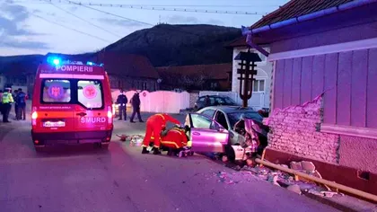 Accident teribil în județul Alba. Un bărbat și-a pierdut viața, după ce a intrat cu autoturismul într-o clădire