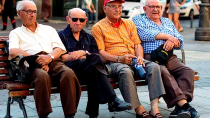 Anunț important pentru pensionarii care primesc pensia pe card. La ce comisioane să fii atent