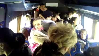 Imagini revoltătoare! În plină pandemie de coronavirus, mai mulți angajați stau înghesuiți în microbuzul spre serviciu