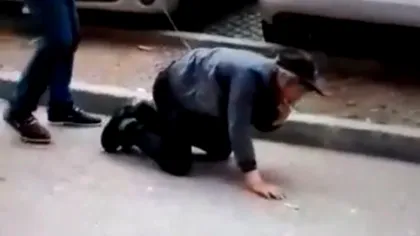 Au sfidat în ultimul hal Ordonanța Militară! Un bărbat din Gorj a fost plimbat în lesă prin oraș. Imaginile video au ajuns pe mâna poliției