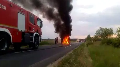 Mașină cuprinsă de flăcări pe șosea! Șoferița se afla la volan