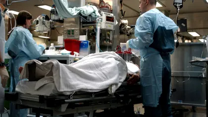 Scene de groază la un spital din București! Un pacient infectat cu coronavirus îi scuipă pe medici pentru a-i infecta