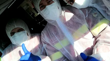 Paramedicii de pe echipajul SMURD Simeria, îmbrăcați în costume de zugrav la intervenții FOTO