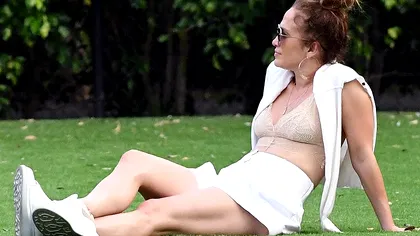 Imagini inedite cu Jennifer Lopez. Sutienul i-a cam jucat feste, iar ea s-a încăpățânat să nu-i cedeze