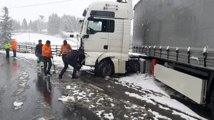Vremea rea face prăpăd. Accident rutier în Pasul Tihuța. Două TIR-uri s-au izbit puternic din cauza zăpezii