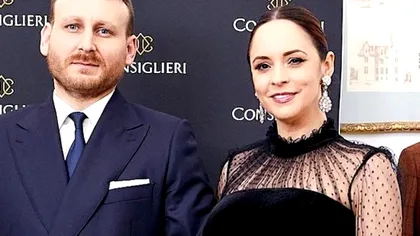 Cum au fost surprinși Andreea Marin și iubitul, în grădina casei. Mângâierile tandre le trădează sentimentele puternice