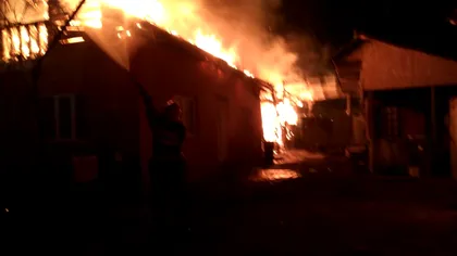 Un copil de 11 ani a dat foc la casa vecinilor pentru a se răzbuna. Pompierii au luptat cu focul mai bine de trei ore