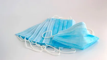 Câți bani costă o mască de protecție produsă în România. Care este prețul ei real